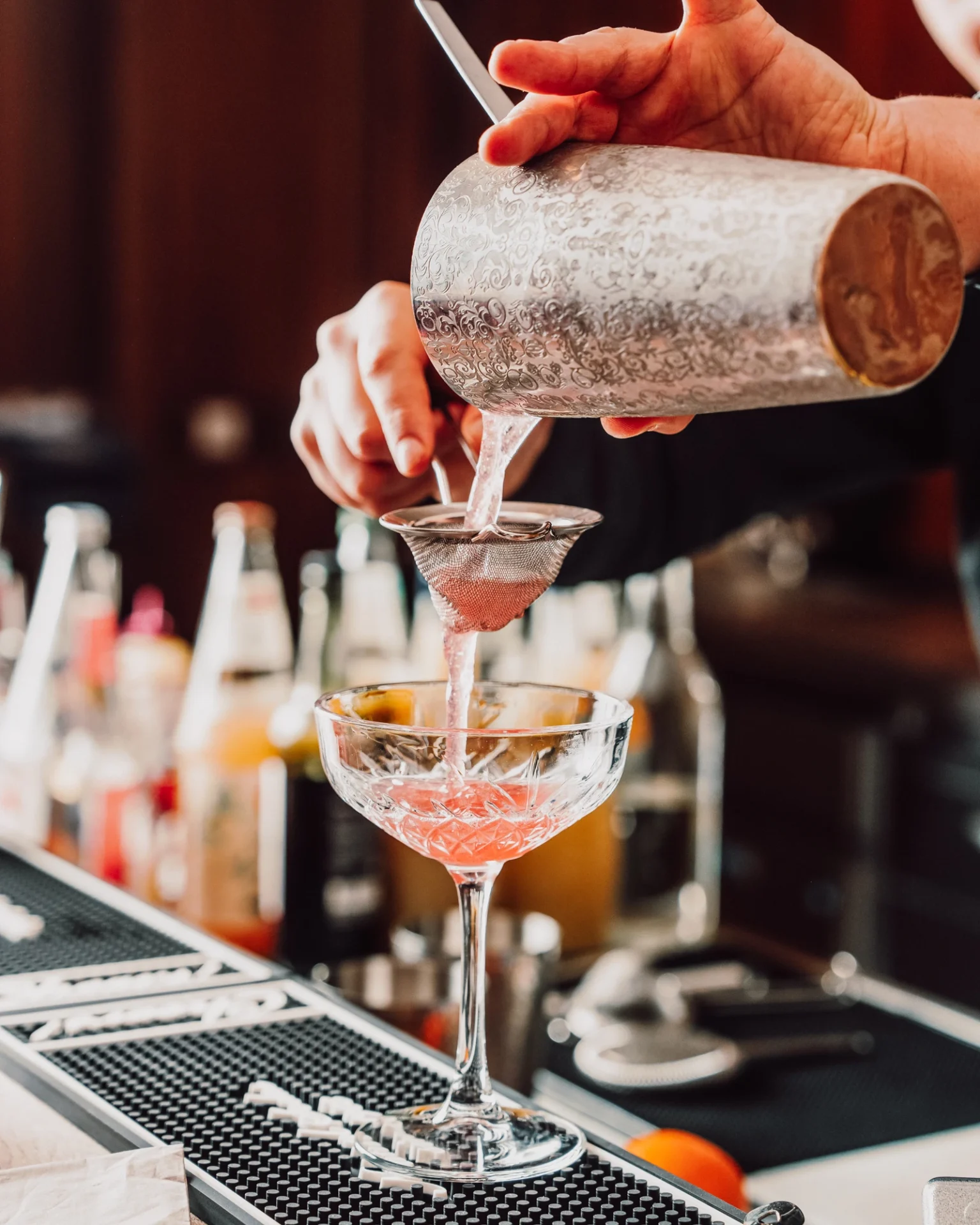 Eisvogel Bar 9 Barkeeper mixt einen Drink