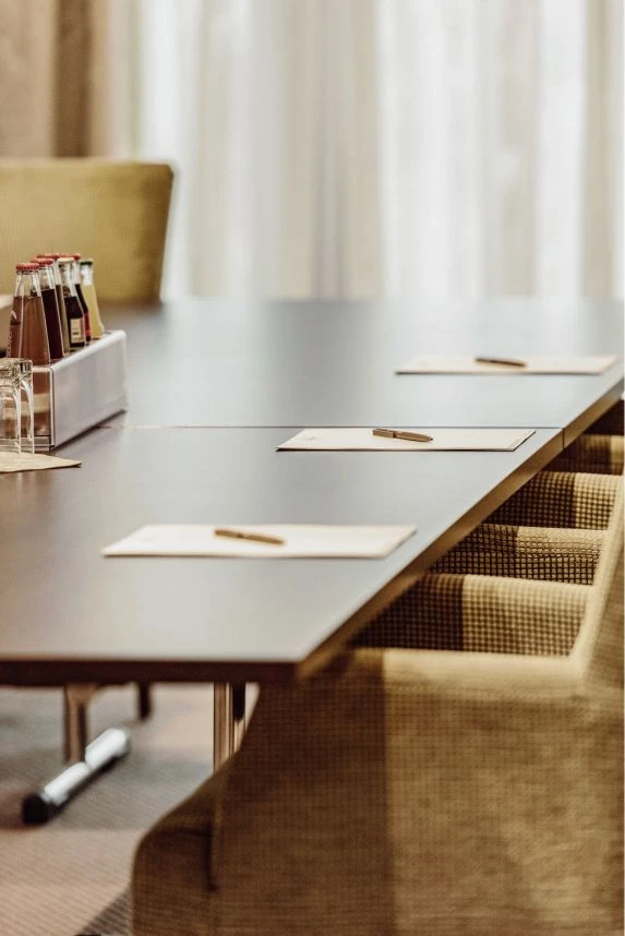 Seminar 13 Detailansicht Seminarraum mit Getränken und Blöcken