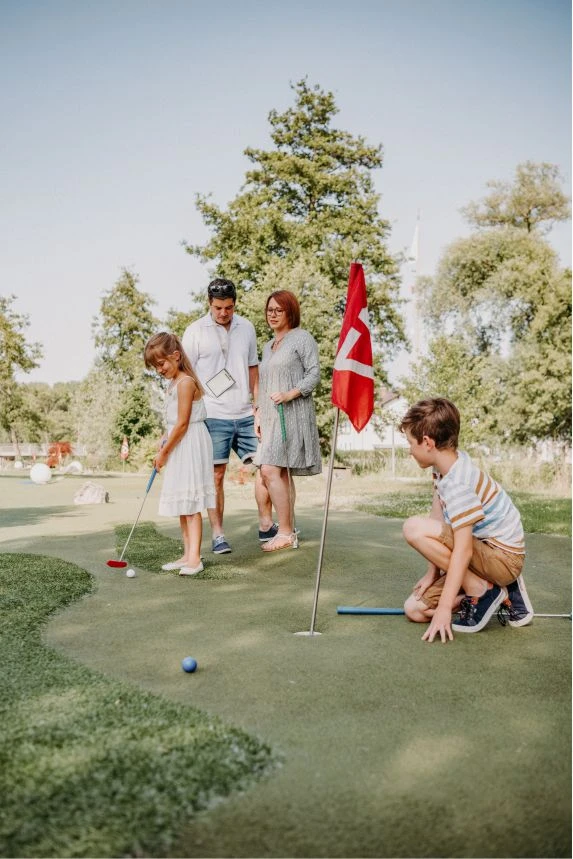 Familie bei einer Runde Spielgolf