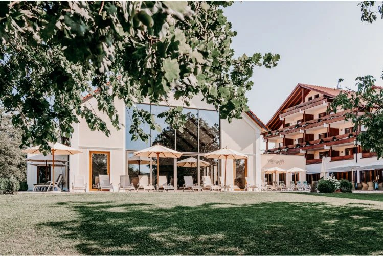 Impressionen 8 Ansicht Badhaus im Sommer