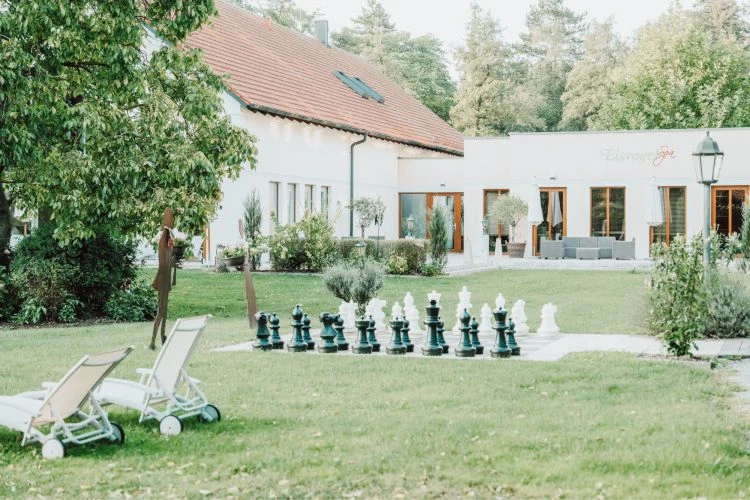 Motorrad 3 Blick auf Hotelgarten mit Schachbrett