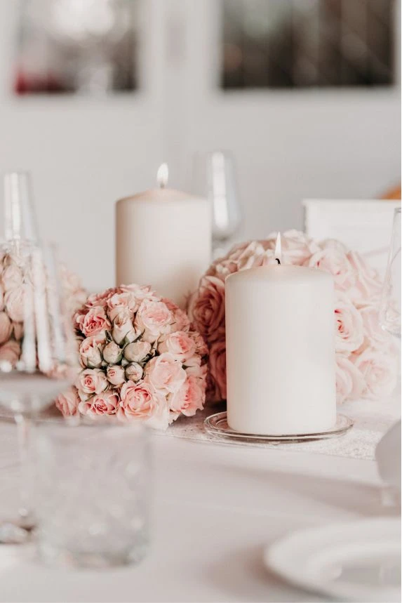 Feiern im Eisvogel 7 Blumendekoration mit Kerzen an Hochzeitstisch