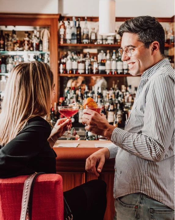 Eisvogel Bar 4 Paar stoßt gemeinsam an der Bar an