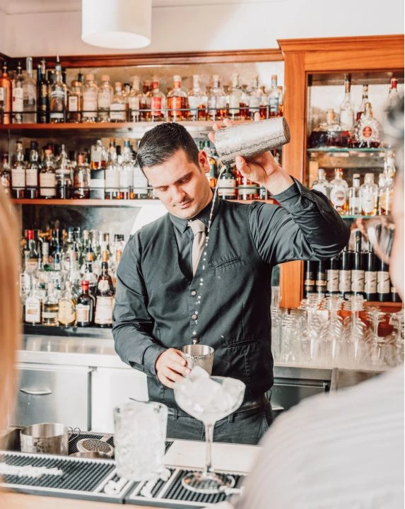 Eisvogel Bar 3 Barkeeper mixt einen Drink