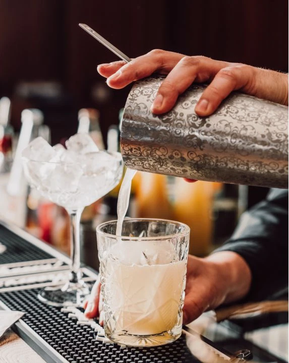 Eisvogel Bar 2 Barkeeper mixt einen Drink