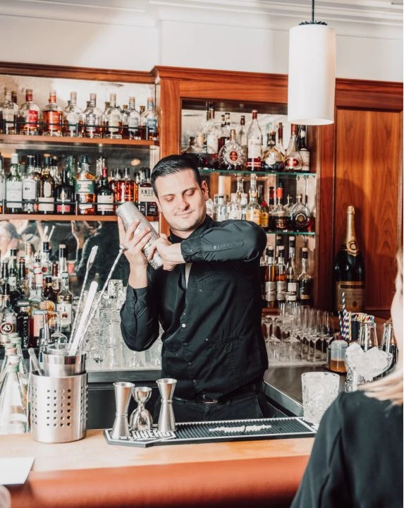 Eisvogel Bar 6 Barkeeper mixt einen Drink