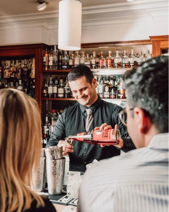 Wellnessurlaub für Zwei 9 Barkeeper mixt einen Drink