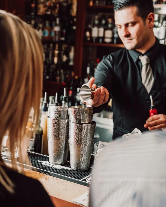 Eisvogel Bar 7 Barkeeper mixt einen Drink