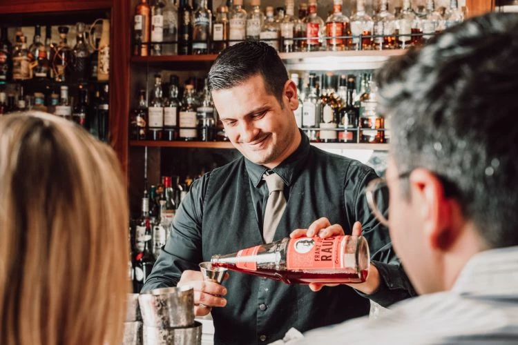 Tagungstechnik 4 Barkeeper mixt Drink
