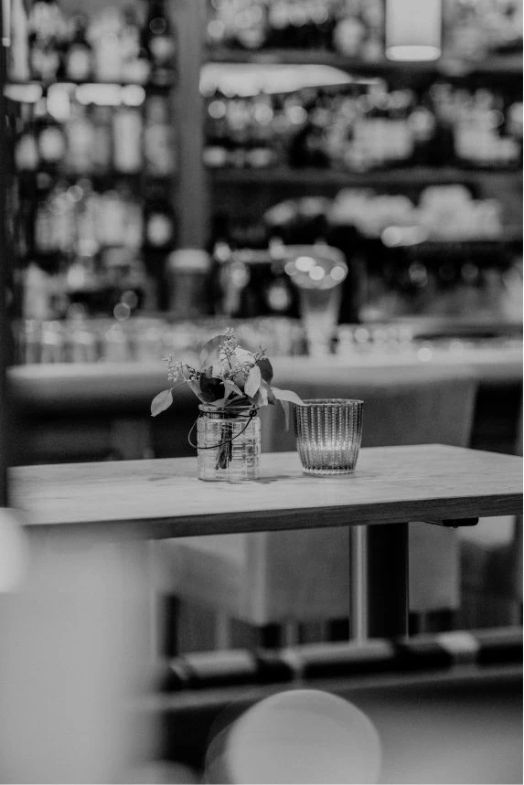 Eisvogel Bar 8 Detailansicht Tisch in Eisvogel Bar
