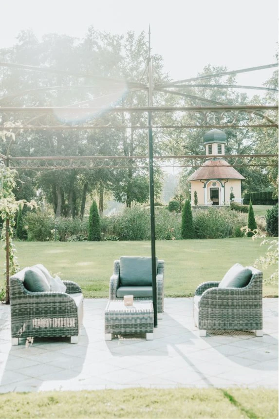 Blick auf die Eisvogel Kapelle im Sommer