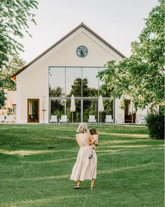 Impressionen 5 Frau mit Kind am Arm vor dem Badhaus im Sommer