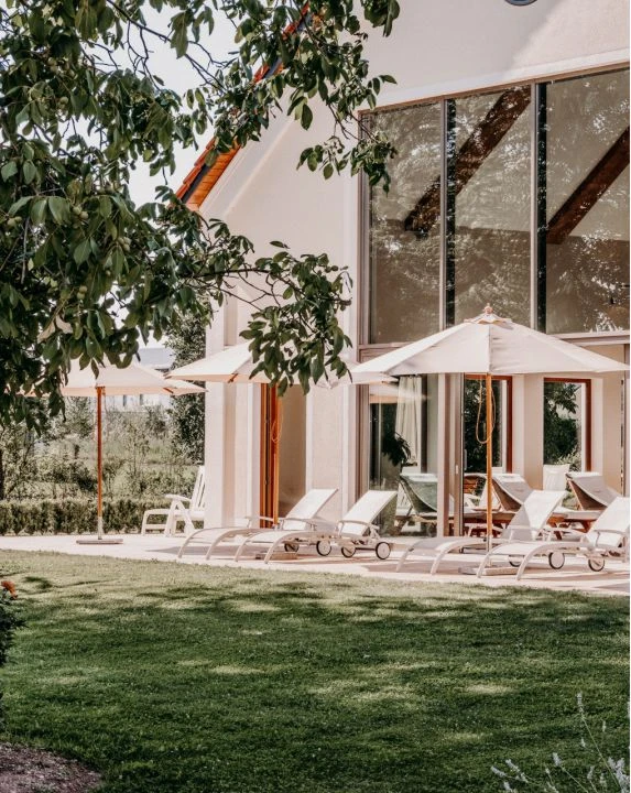 Impressionen 2 Liegen vor Badhaus im Sommer