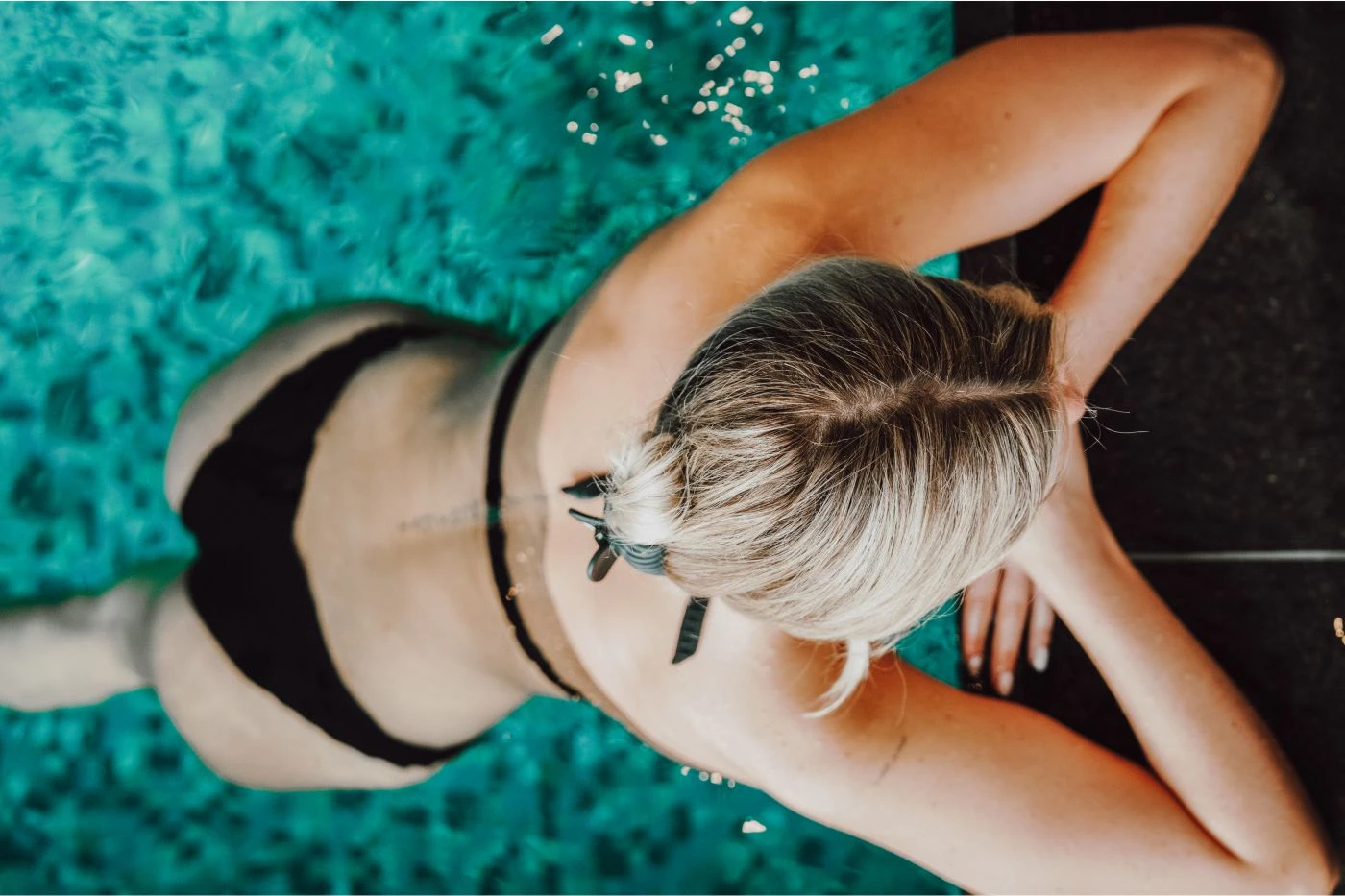 Frau am Poolrand