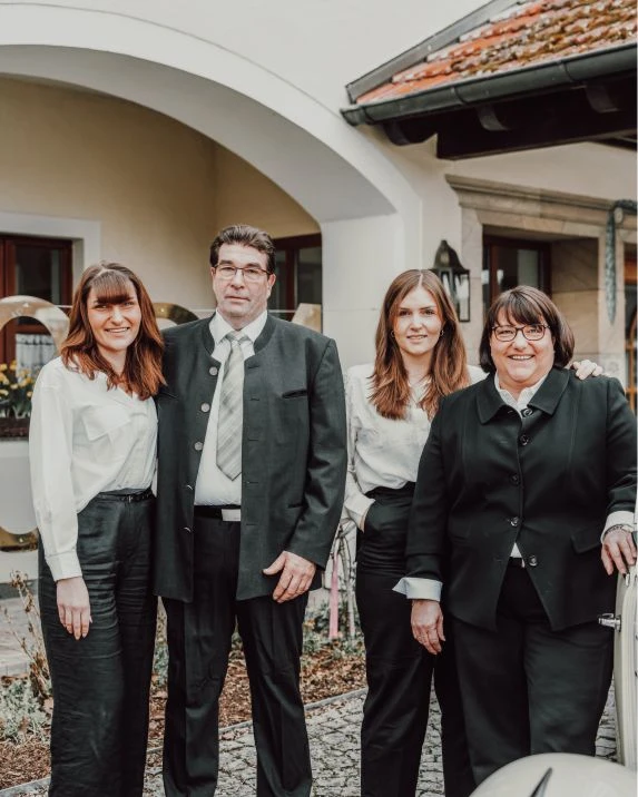 Margit Zettl-Feldmann mit Theresa, Maxi und Martin Feldmann