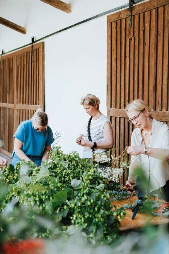 Hopfenkranz binden 4 Gruppe bindet Hopfenkränze