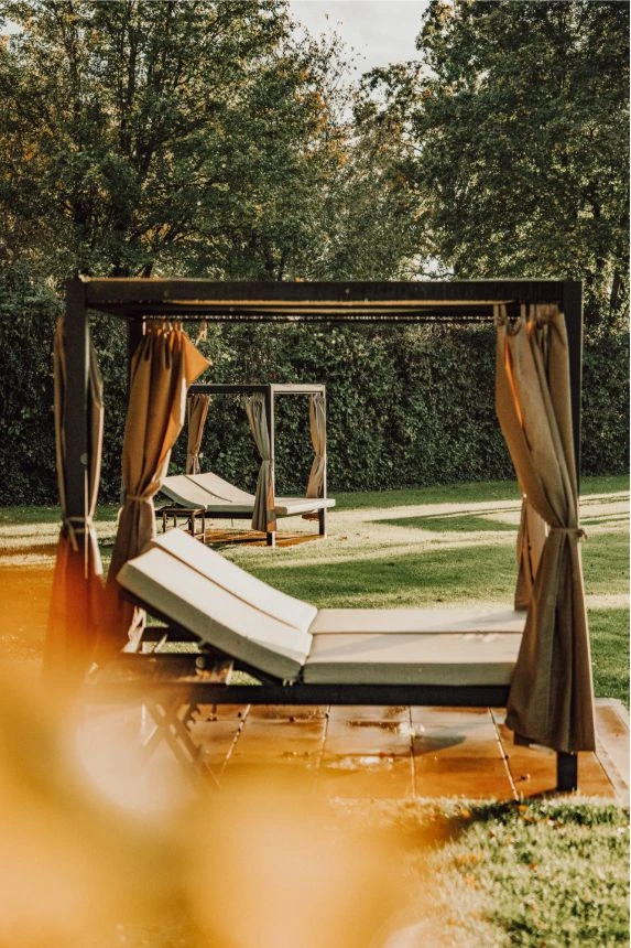 Dein Wellnesshotel: Luxus und Natur vereint 19 Himmelbett im herbstlichen Hotelgarten