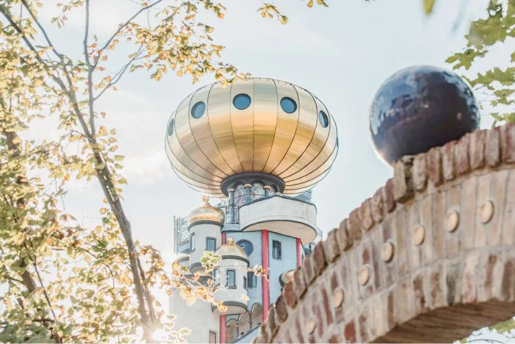 wellnesshotel bayern hundertwasserturm kuchlbauer 01