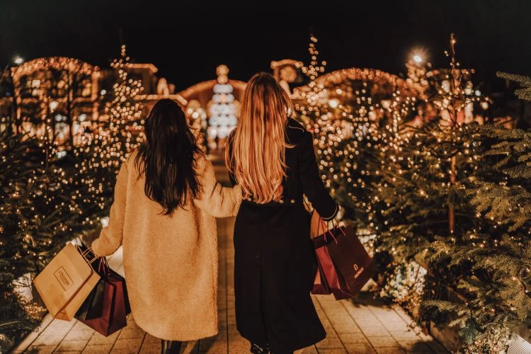 Resturlaub 5 Zwei Freundinnen beim Christmas Shopping im Village