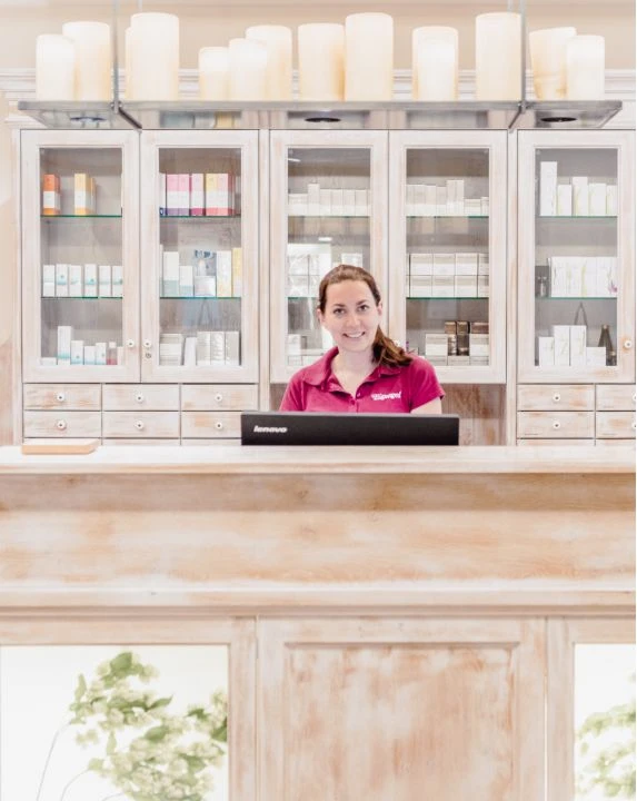 Job & Karriere 8 Mitarbeiterin an der Spa Rezeption