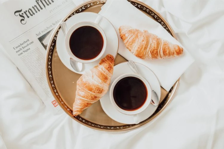 Kaffee und Croissants im Bett