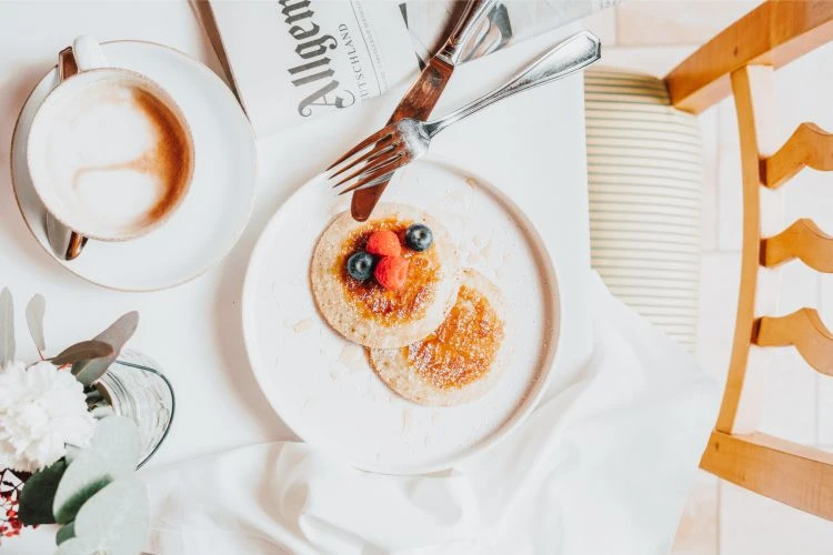 Pancakes und Cappuccino