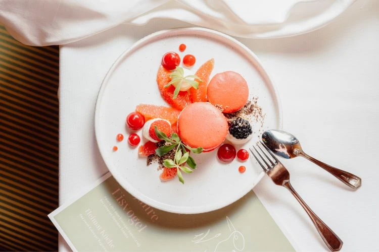 Bunte Nachspeise mit Besteck und Speisekarte
