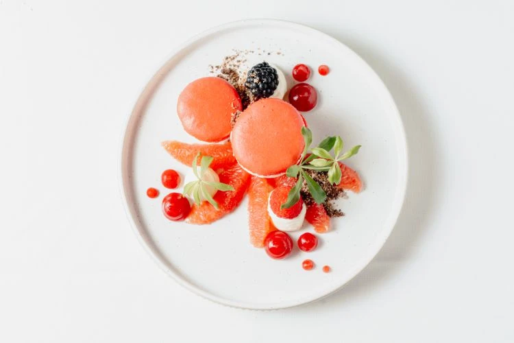Nachspeise mit roten Beeren