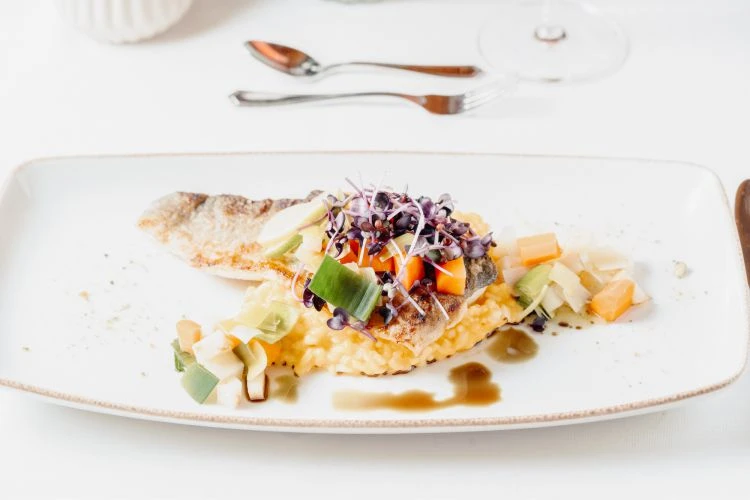 Fischgericht am gedeckten Tisch