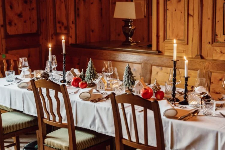 weihnachtlich gedeckte Tafel