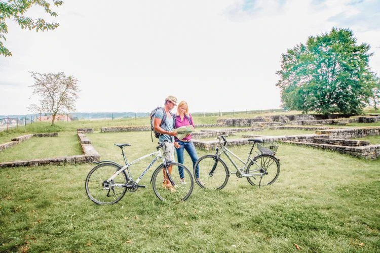 Römersommer – UNESCO Welterbe Abusina & Donau Limes hautnah erleben 6 Radfahrer im Kastell Abusina