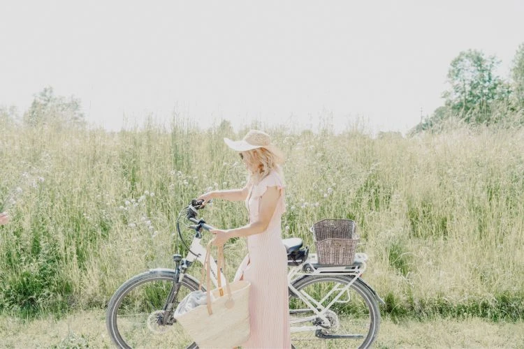 Wellnesshotel Ingolstadt 9 Frau im Sommerkleid mit Fahrrad