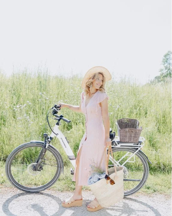 Last Minute Deals 15 Frau im Sommerkleid mit Fahrrad