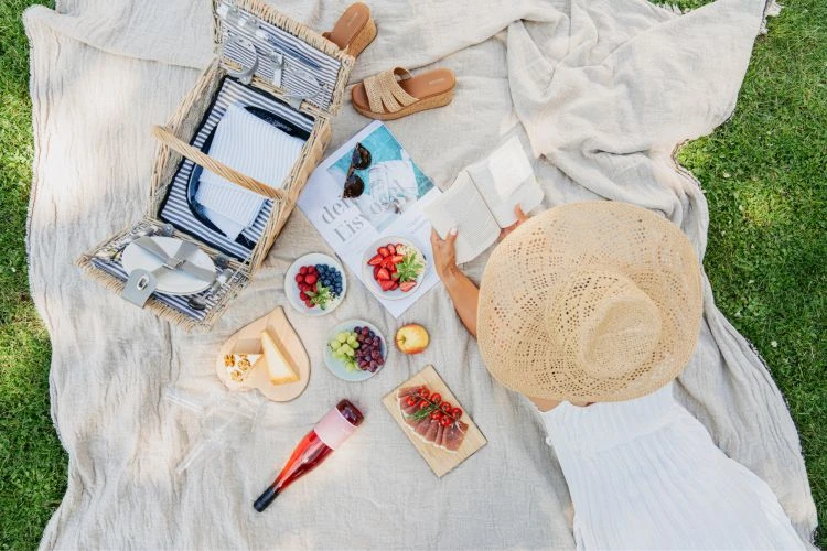 Blog 6 Picknick im Garten mit süßen und herzhaftem