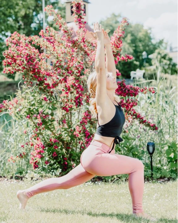 Retreats 7 Frau bei Yoga im Garten