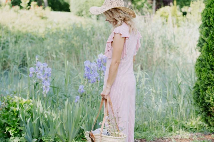 Frau 5.0 4 Frau im Sommerkleid vor Wiesenblumen