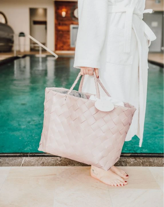 Day Spa 3 Frau vor Pool im Bademantel mit Badekorb