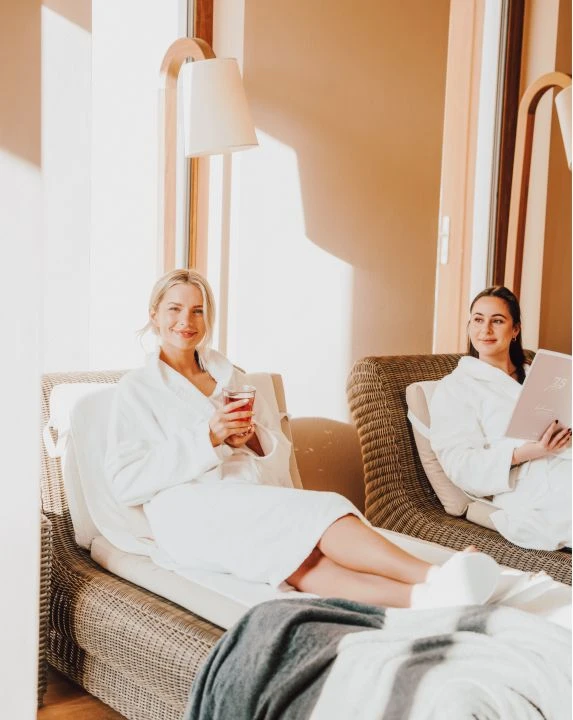 Day Spa 1 Zwei Freundinnen im Ruhebreich