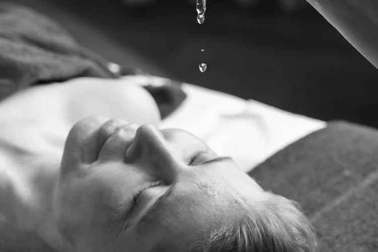 Frau bei Kosmetikanwendung im Wellnesshotel