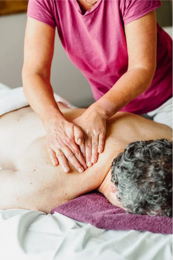 Mann bei Rückenmassage