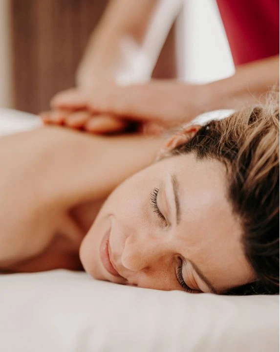 Frau bei Massage