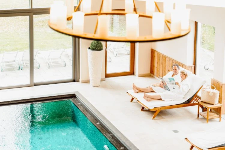 Resturlaub 4 Paar auf Liegen neben Pool