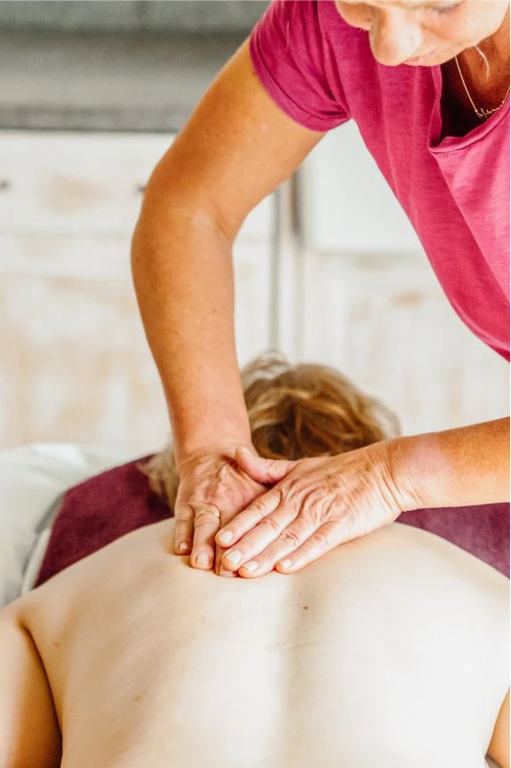Frau bei Rückenmassage