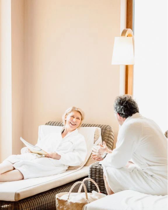 Wellnessurlaub für Zwei 3 Glückliches Paar im Ruhebereich