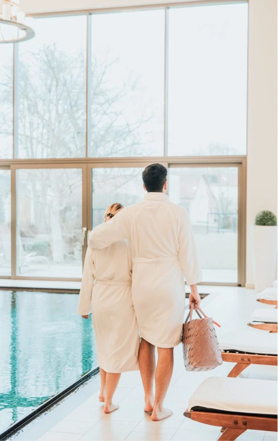 Babymoon 4 verliebtes Paar im Bademantel neben dem Pool