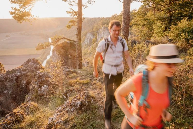 Wanderer in der Abendsonne im Altmühltal