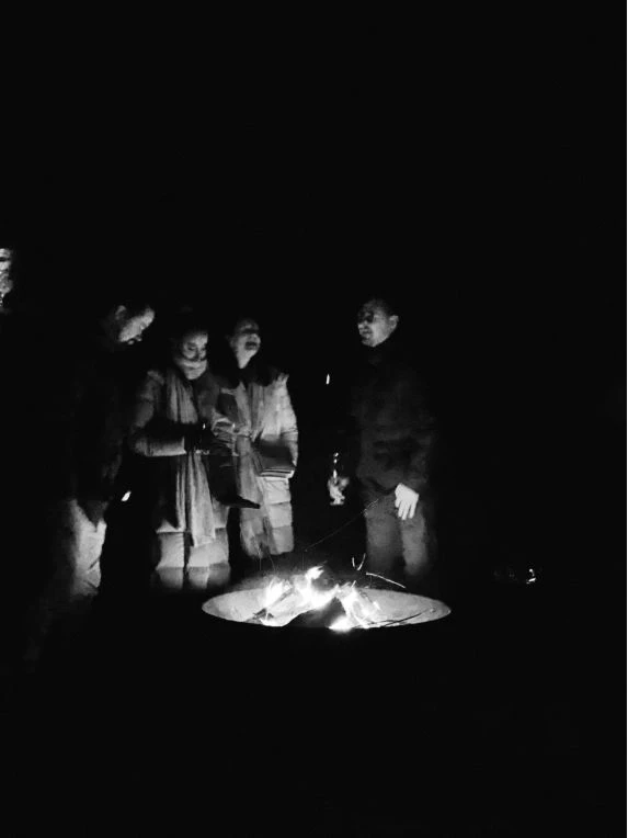 Gruppe am offenen Feuer in der Silvesternacht