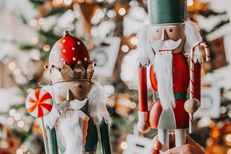 Feiern im Eisvogel 9 Zwei bunte Nussknacker vor Weihnachtsbaum