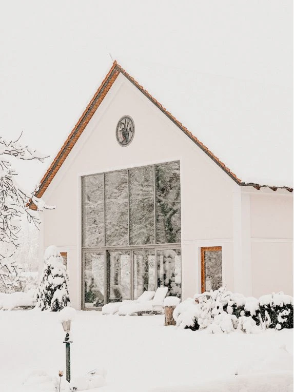 verschneite Außenansicht des Badhauses