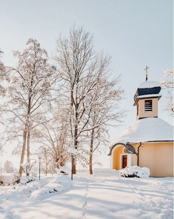 verschneite Eisvogel Kapelle